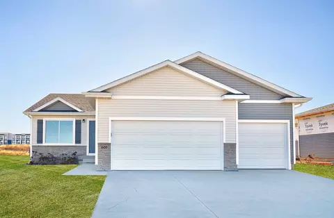 600 NW Compass Ave, Waukee, IA 50263