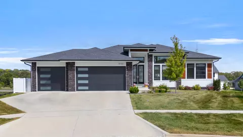 10122 Bolton Pl, West Des Moines, IA 50266