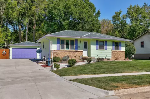 7835 Drake St, Clive, IA 50325