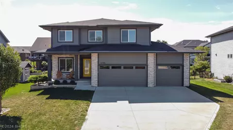 16700 Dellwood Dr, Clive, IA 50325