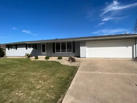 230 E 10th St, Pella, IA 50219