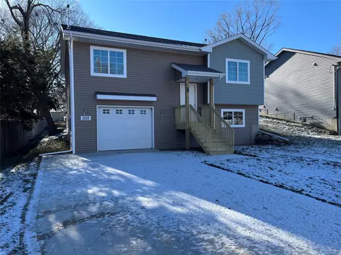 1515 E Glenwood Dr, Des Moines, IA 50320