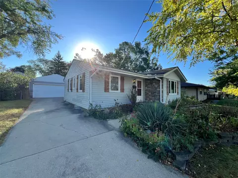 2805 E 39th Ct, Des Moines, IA 50317