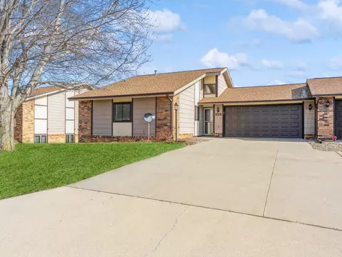 1140 W 18th St S #D, Newton, IA 50208