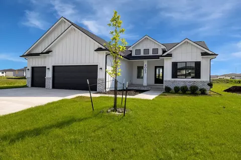 4063 NW 181st St, Clive, IA 50325