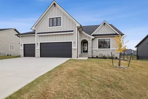 4025 NW 181st St, Clive, IA 50325