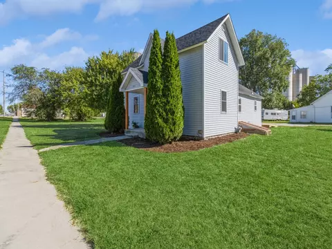 511 Marshall St, Dexter, IA 50070