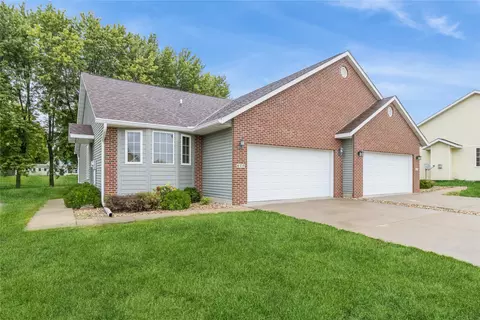 610 Golf View Dr, Pleasantville, IA 50225