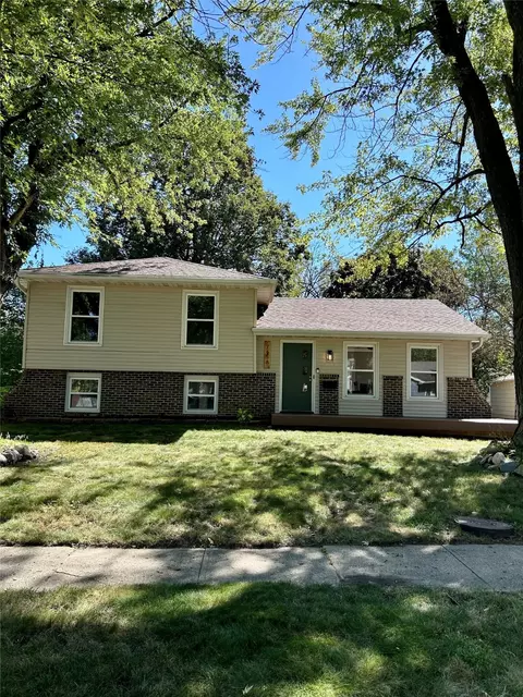 7658 Roseland Dr, Urbandale, IA 50322