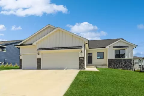 2645 Avalon Dr, Waukee, IA 50263