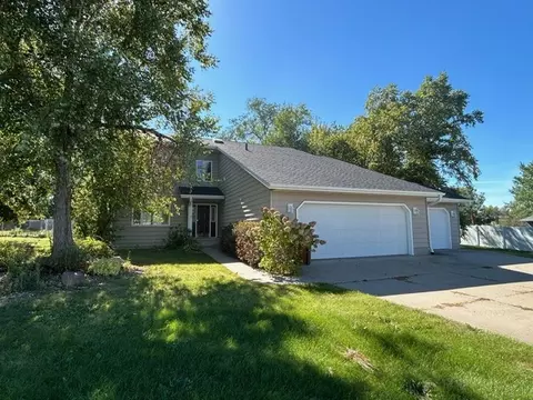 606 Mcdowell Cir, Grinnell, IA 50112