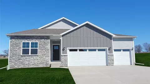 419 Creekview Ave, Polk City, IA 50226