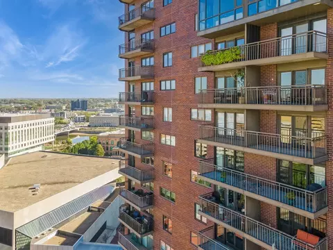 300 Walnut St #1805, Des Moines, IA 50309