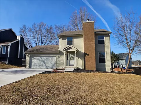 9201 Lakewood Cir, Norwalk, IA 50211