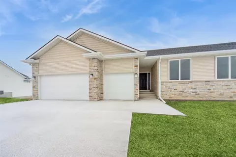 5620 NE Creek Ridge Dr, Ankeny, IA 50021