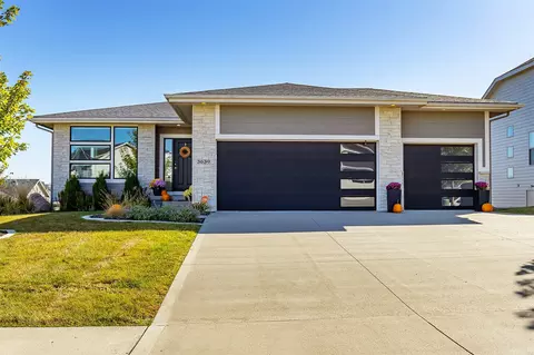 3639 NW 165th St, Clive, IA 50325