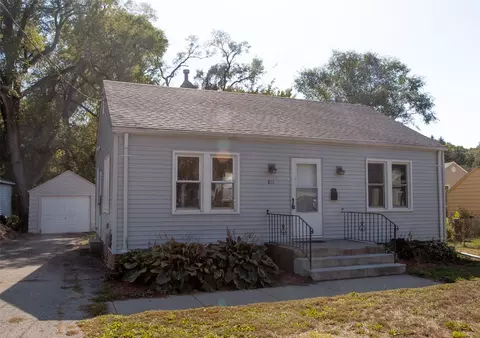 811 E Seneca Ave, Des Moines, IA 50316