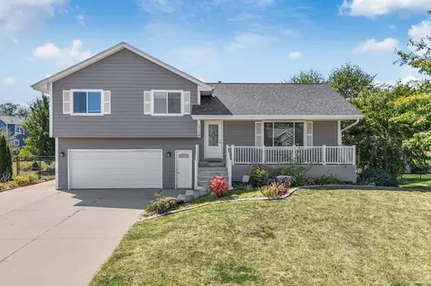 1716 W Ridge Ct, Polk City, IA 50226