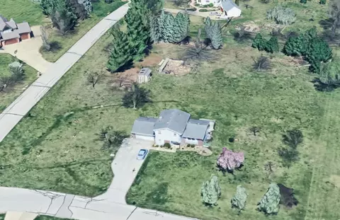 6355 Oakwood Dr, West Des Moines, IA 50266