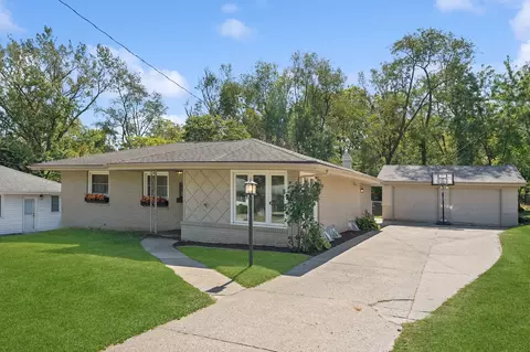 7112 Maple Dr, Urbandale, IA 50322