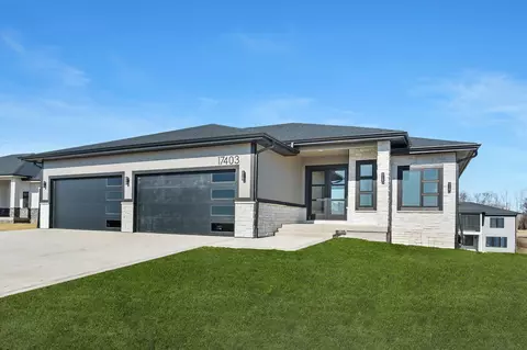 17403 N Valley Dr, Urbandale, IA 50323