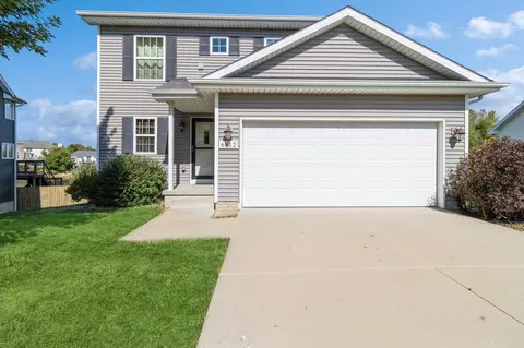 6812 Sweetwater Dr, Des Moines, IA 50320