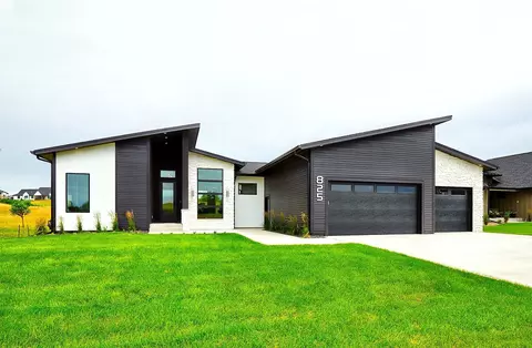 825 Hamilton Rd, Waukee, IA 50263