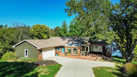 36991 Beachwood Dr, Cumming, IA 50061