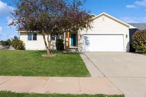 2628 Bent Ridge Ct, Des Moines, IA 50320