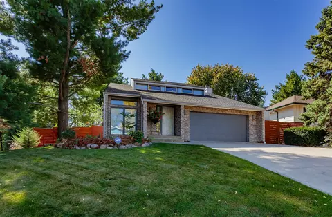 7808 Roseland Dr, Urbandale, IA 50322