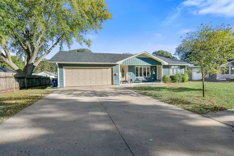 512 Monroe St, Pella, IA 50219