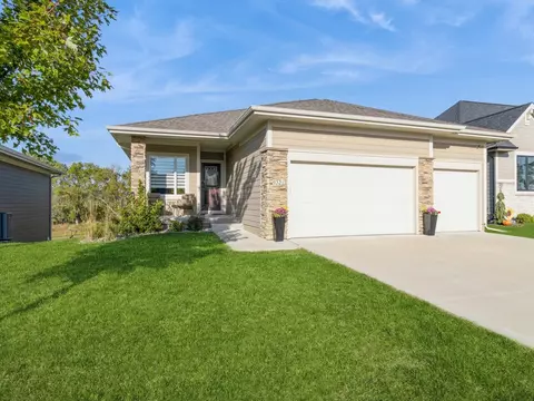 9321 Bellflower Ln, Norwalk, IA 50211