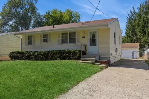 2912 E 36th Ct, Des Moines, IA 50317