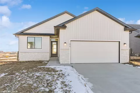 270 NW Lavelle Ct, Waukee, IA 50263