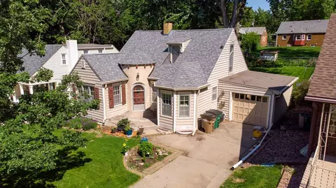 6415 Elmcrest Dr, Windsor Heights, IA 50324