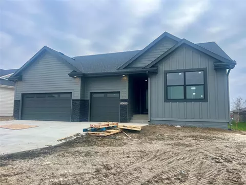 14514 N Valley Dr, Urbandale, IA 50323