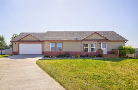 801 N 11th Avenue Cir, Winterset, IA 50273