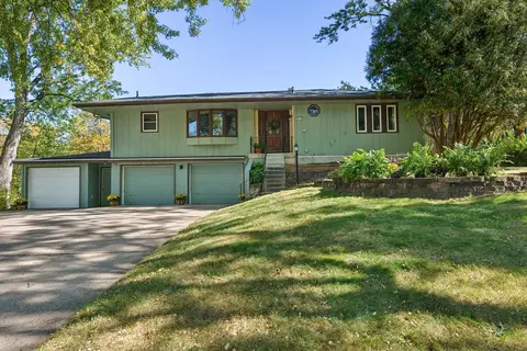 5015 Ash Dr, Pleasant Hill, IA 50327