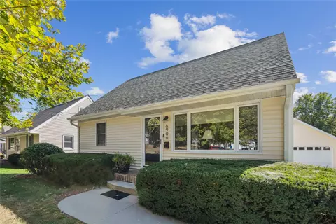 6906 Roseland Dr, Urbandale, IA 50322