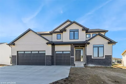 14232 N Valley Dr, Urbandale, IA 50323