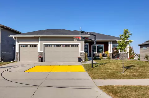 575 NE Dellwood Dr, Waukee, IA 50263