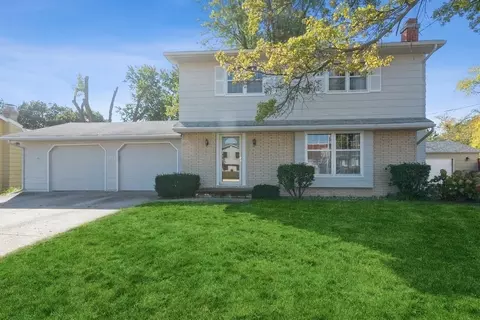 8726 Summit Dr, Clive, IA 50325