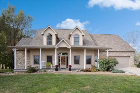 2283 Dakota Wood Ln, Pella, IA 50219