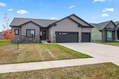 2245 Green Leaf Cir, Norwalk, IA 50211