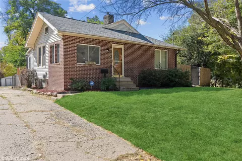 1720 Northwest Dr, Des Moines, IA 50310