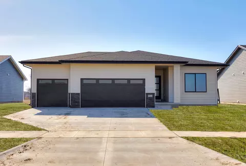 9544 NW 82nd Ave, Johnston, IA 50131