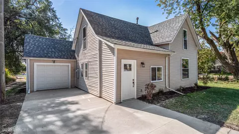 407 W 1st Ave, Indianola, IA 50125