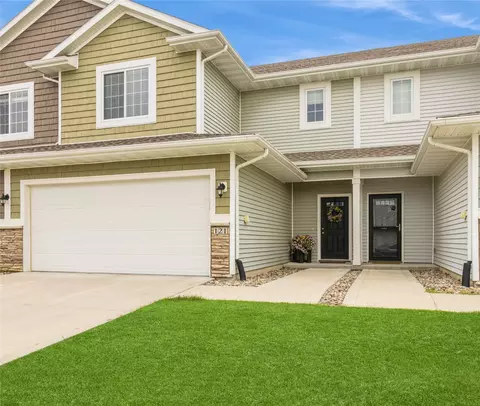121 Sycamore Ln, Norwalk, IA 50211