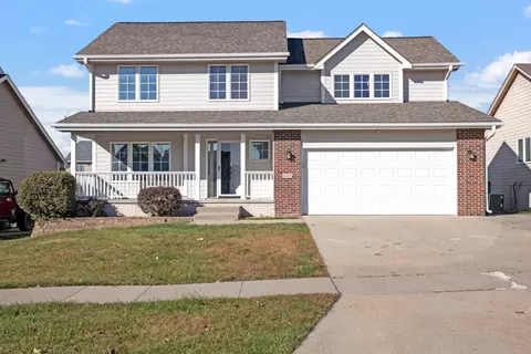 307 N 16th St, Indianola, IA 50125