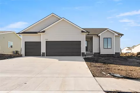 1222 NW Driftwood Dr, Ankeny, IA 50023